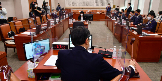 31일 국회 법제사법위원회 전체회의에서 법사위원장 직무대리를 맡고 있는 박주민 더불어민주당 간사가 국민의힘 의원들이 불참한 가운데 김오수 검찰총장 후보자 인사청문보고서를 채택하고 있다. 연합뉴스.